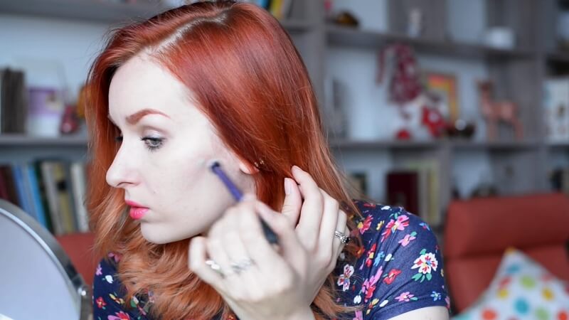 Наносим праймер Make-Up Secret (зеленый) на акне кистью Real Techniques